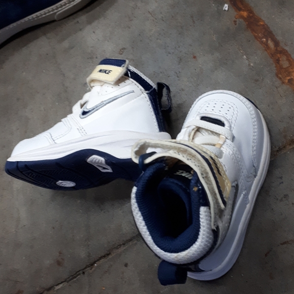 Baby boy size 2 Nike shoes - Picture 2 of 2